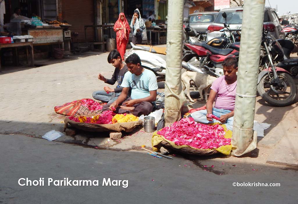 flower sellers in govardhan choti parikarma marg - bolokrishna.com